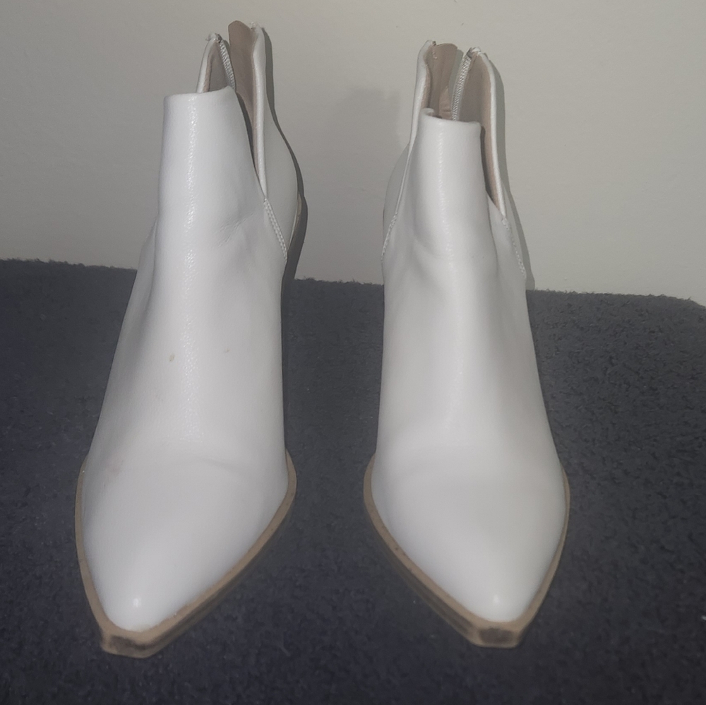 Arider A Ride V Cut Snow White Ankle Boots Size 7